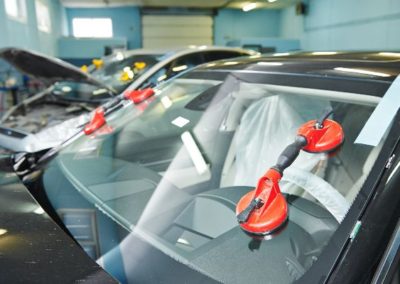 Windshield replacement service for vehicles in Whitby